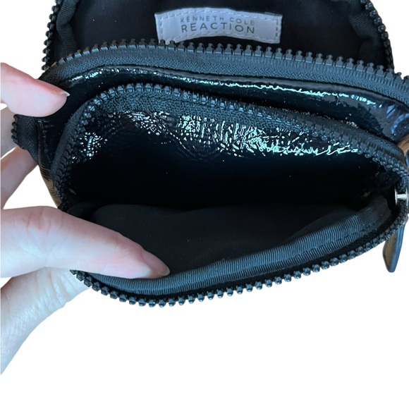 KENNETH COLE BLACK MINI CROSSBODY PURSE HANDBAG COMPARTMENTS OPEN POCKET - Picture 3 of 9